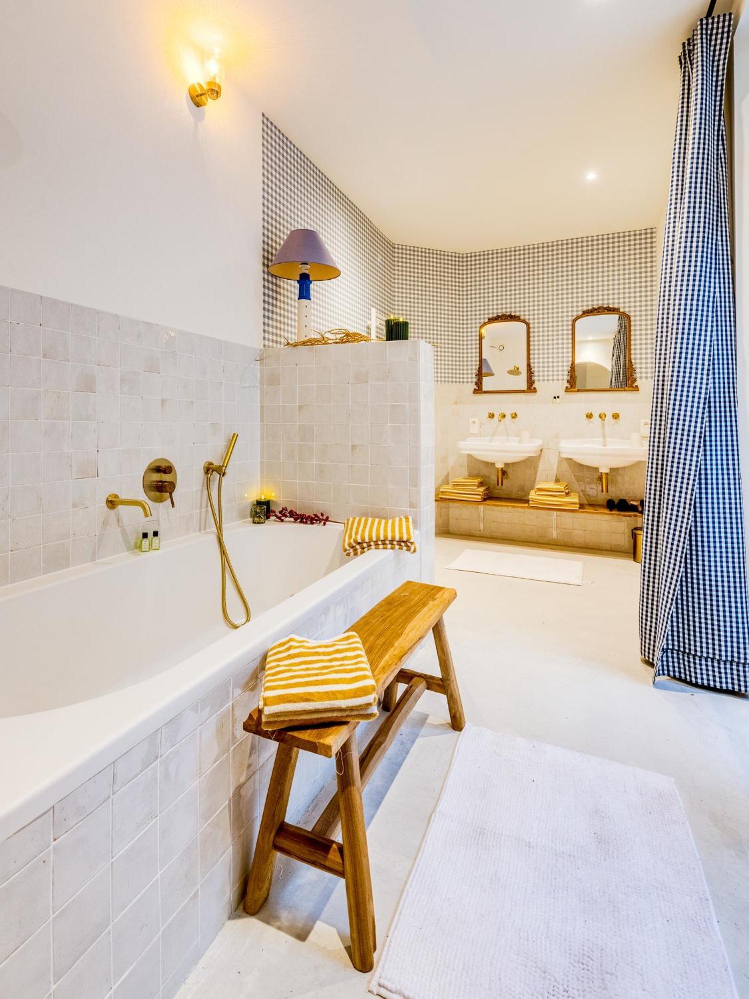 Romantic Escape And Wellness At Miss Tinguett In Alloggio in famiglia Bruges